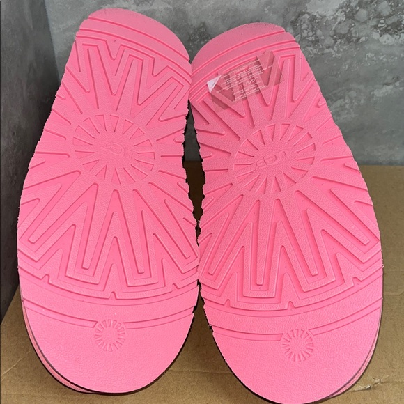 UGG TAZZ LOVE ‘25 - Picture 4 of 6